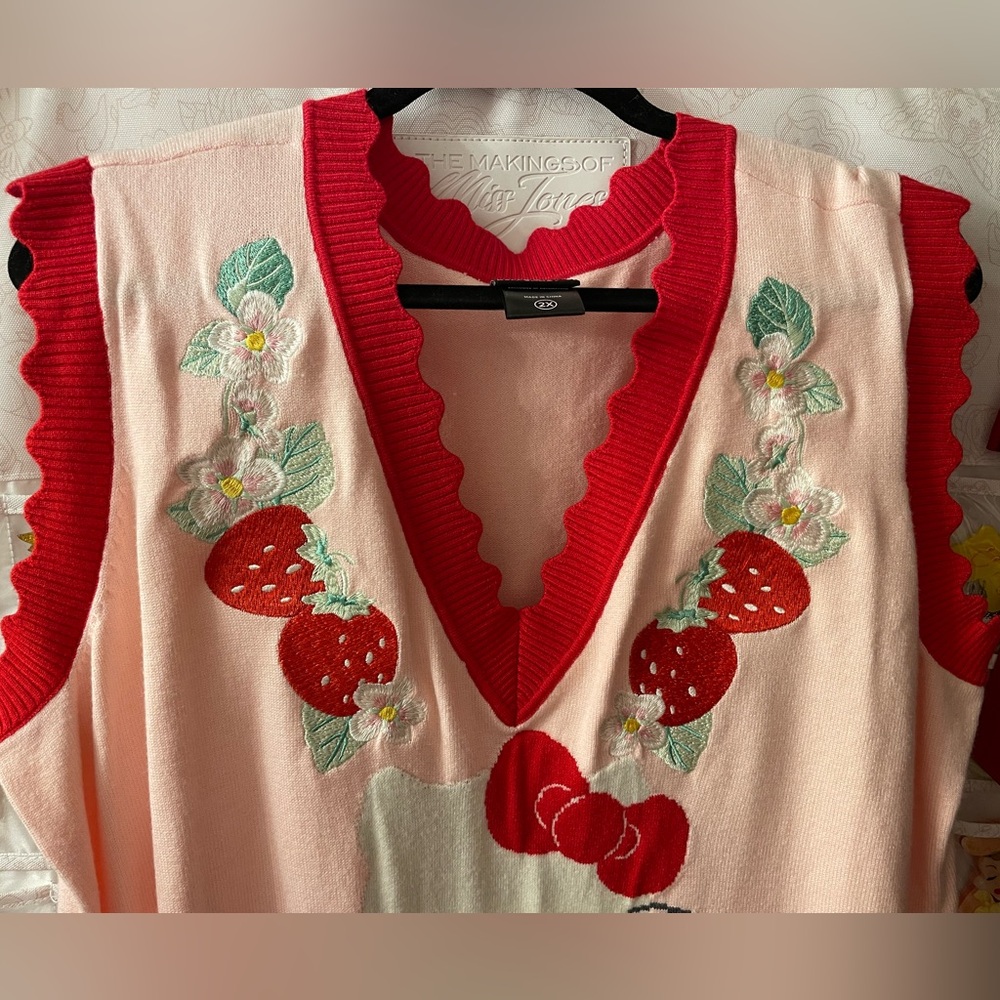 NWOT Sanrio Hello Kitty Strawberry Floral
Women's Vest - BoxLunch Exclusive - Picture 8 of 12